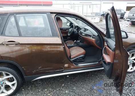 2015 BMW X1 xDrive28I z USA, uszkodzony, nr VIN WBAVL1C5XFVY41472